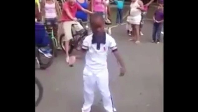 ¡Cómo baila este niño el Ras Tas Tas!