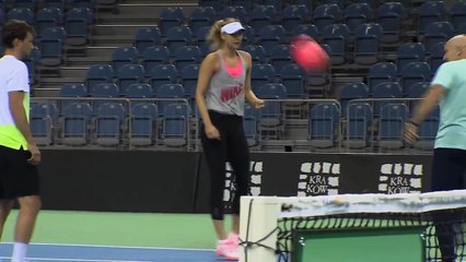 ¡Cómo juega al fútbol Sharapova!