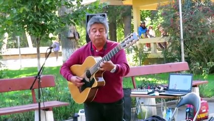 ¡Cómo toca la guitarra el Jimi Hendrix chileno!