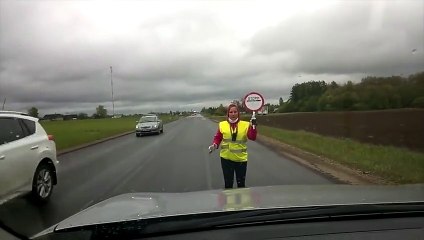 ¡Controladora de tráfico baila con la señal en plena carretera!