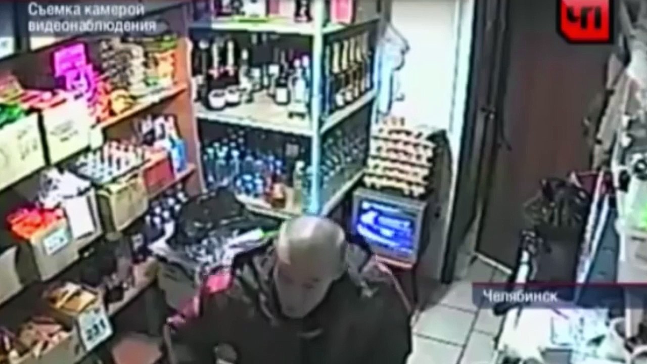 ¡Dependienta rusa noquea a ex boxeador!