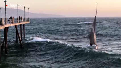 Una ola hizo trizas a un velero contra un muelle
