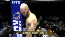 Lutador de MMA confunde árbitro com adversário e aplica uma chave mata-leão