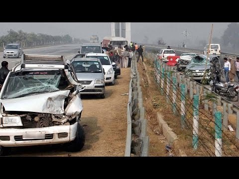Yamuna Expressway : 20 vehicles pile-up due to smog | Oneindia News