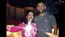 MS Dhoni celebrates Diwali with Sakshi, Ziva and friends | Oneindia News