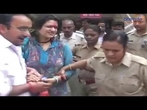 Drunk Delhi girl creates ruckus inside police station, Watch video | Oneindia News