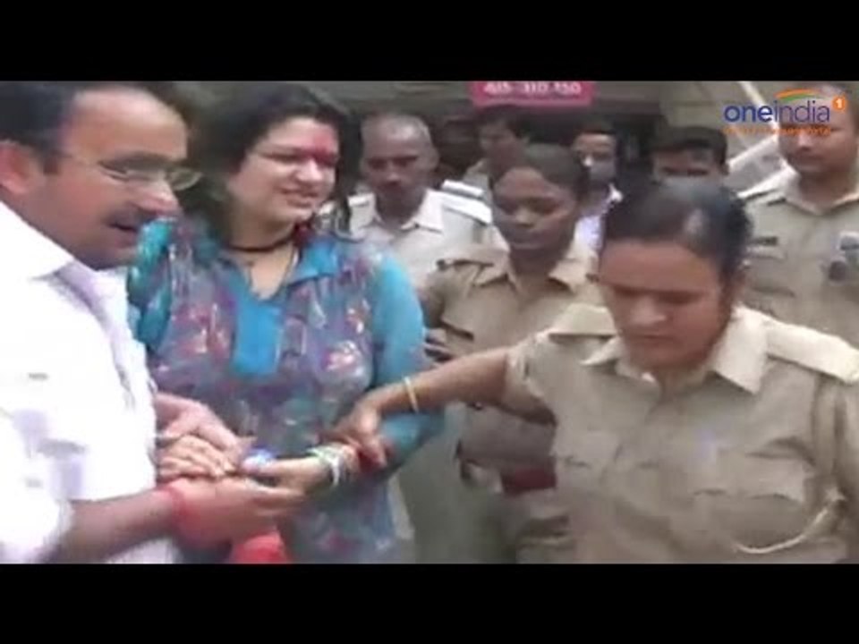 Drunk Delhi girl creates ruckus inside police station, Watch video | Oneindia News