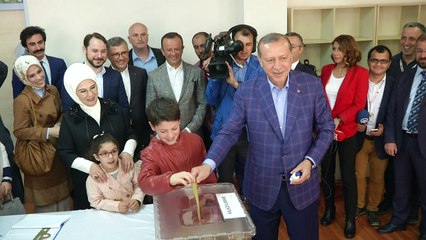 Erdogan gana referéndum que amplía sus poderes en Turquía