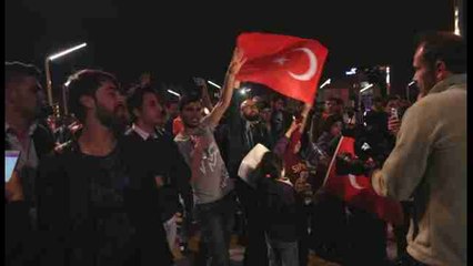 Gana el "sí" al sistema presidencial de Turquía, pero la oposición impugnará