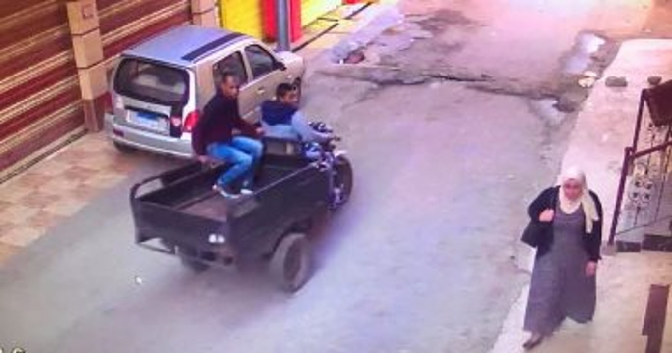 لحظة سرقة حقيبة سيدة بأحد شوارع المنصورة