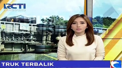 Truk Berisi 10 Ton Kayu Terbalik di Jalan Rusak Lintas Medan Sumatera Utara