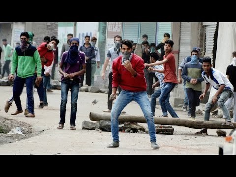 Himachal Pradesh : Stone pelted during Eid prayers, police fire teargas | Oneindia News