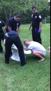 Elle se coince la main dans les toilettes... C'etait pas son jour!