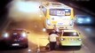 Le chauffeur de ce bus sort son extincteur pour sauver la vie d'un motard en feu après un accident