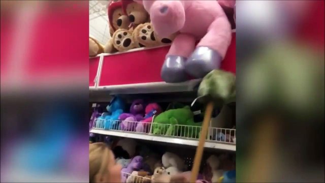 Se faire attaquer par des peluches dans un supermarché... Violent