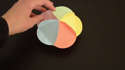 DIY : une boule colorée décorative en origami