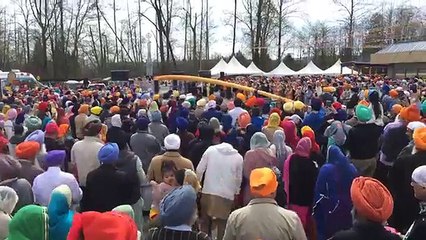 ਗੁਰਦੁਆਰਾ ਸਾਹਿਬ ਦਸਮੇਸ਼ ਦਰਬਾਰ ਸਰੀ ਵਿਖੇ ਨਿਸ਼ਾਨ ਸਾਹਿਬ ਦੀ ਸੇਵਾ ਦਾ ਦ੍ਰਿਸ਼