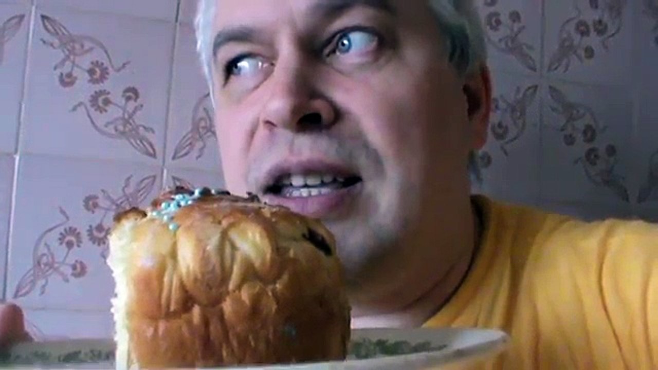 Гена Горин на кухне кушает кулич