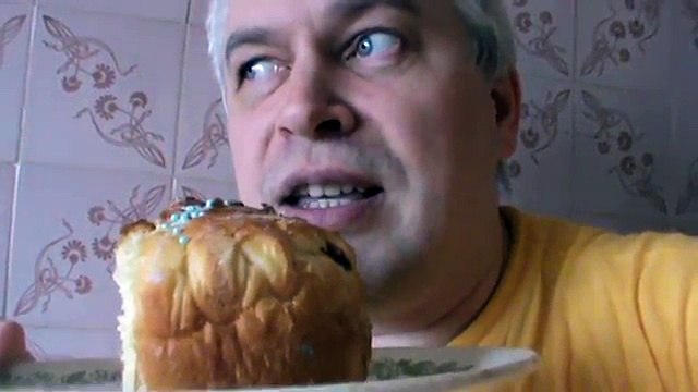 Гена Горин на кухне кушает кулич