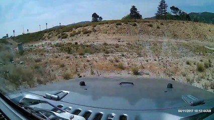 Un automobiliste pris dans les bouchons coupe à travers le terre plein pour rejoindre la nationale.