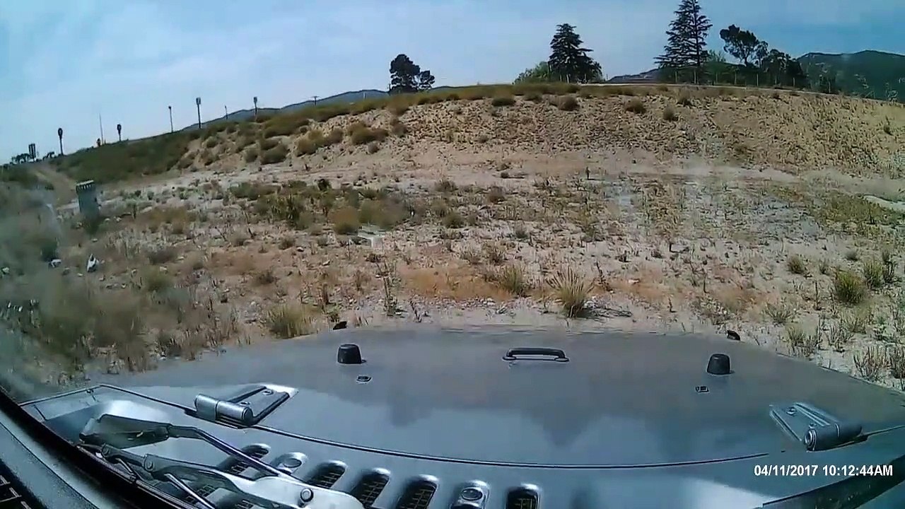 Un automobiliste pris dans les bouchons coupe à travers le terre plein pour rejoindre la nationale.