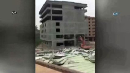 Bina Iş Makinesinin Üzerine Devrildi