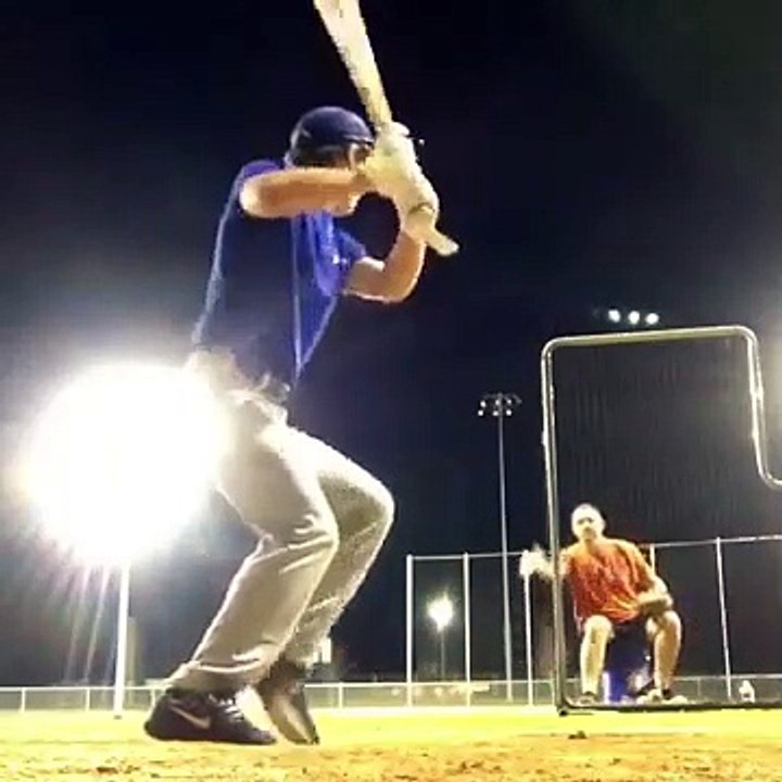 Il entraine son fils au Baseball et c'est le drame... BIIIM