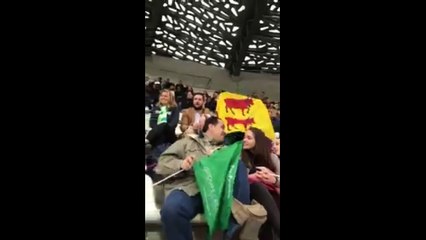 Les supporters chantent à la gloire de Jean Lassalle