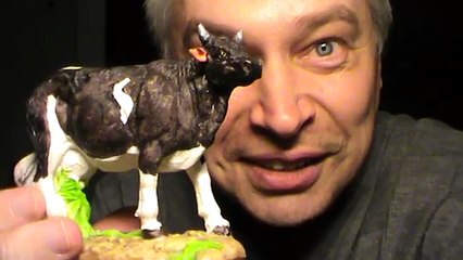 Мужик и кукла обезьяна