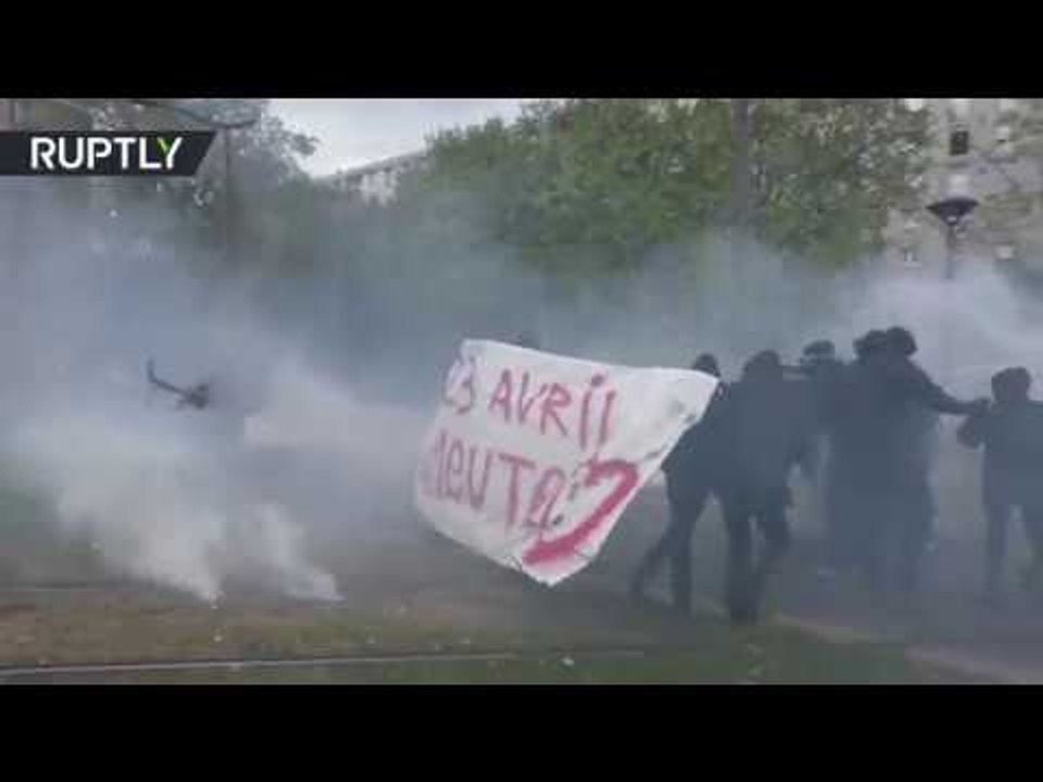 Tear gas, flares & smoke bombs as clashes break out at demo ahead of Le Pen rally in Paris