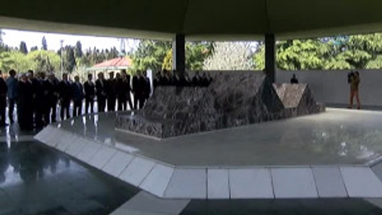 Cumhurbaşkanı Erdoğan, Adnan Menderes ve Arkadaşlarını Kabri Başında Ziyaret Etti