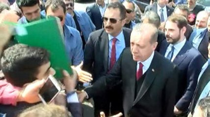 Erbakan'ın Kabrini Ziyaretinde Vatandaşlarla Sohbet Etti