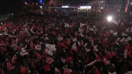 احتفالات في تركيا بعد إعلان الموافقة على التعديلات الدستورية