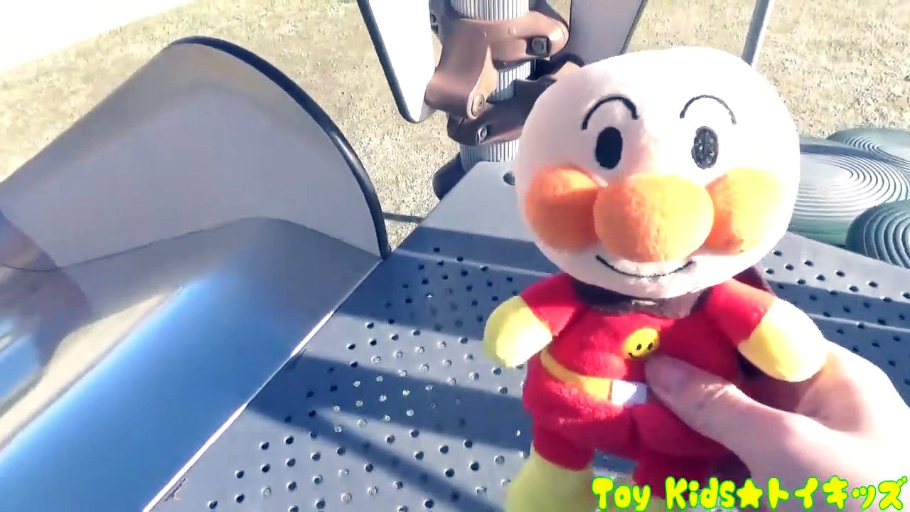 アンパンマン アニメおもちゃ いろんな滑り台すべってみたよ❤公園 外遊�