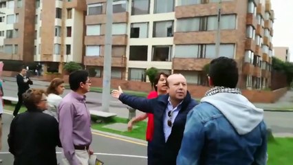 Grita enfurecido a una procesión porque no le deja dormir