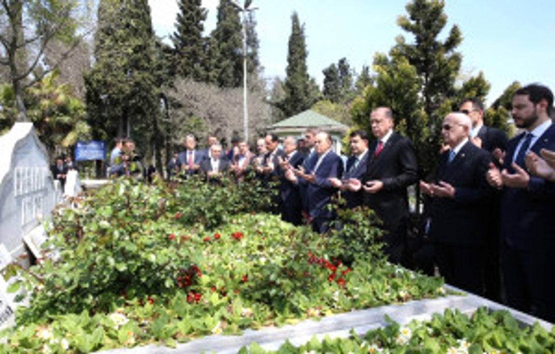 Özal, Menderes ve Erbakan'ın Kabirlerini Ziyaret Etti