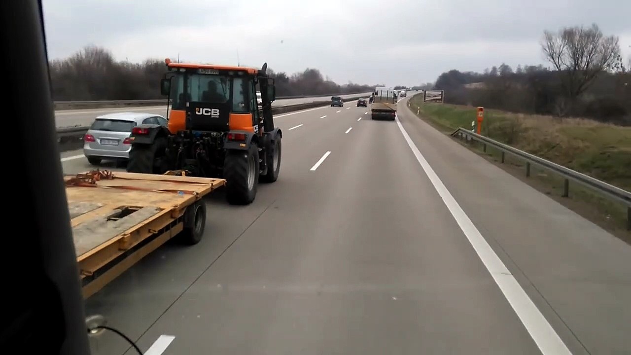 Un tracteur double des véhicules à 90 km/h sur...