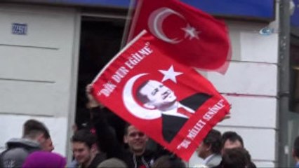 Almanya'daki Türklerin " Evet " Sevinci Sokaklara Taştı