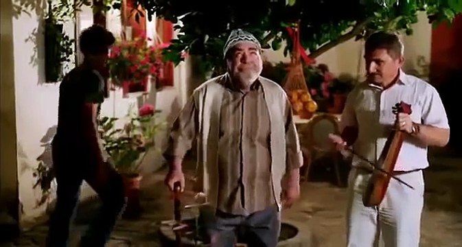 Oflu Hocanın Şifresi Dede'nin Meryem'e Serenatı