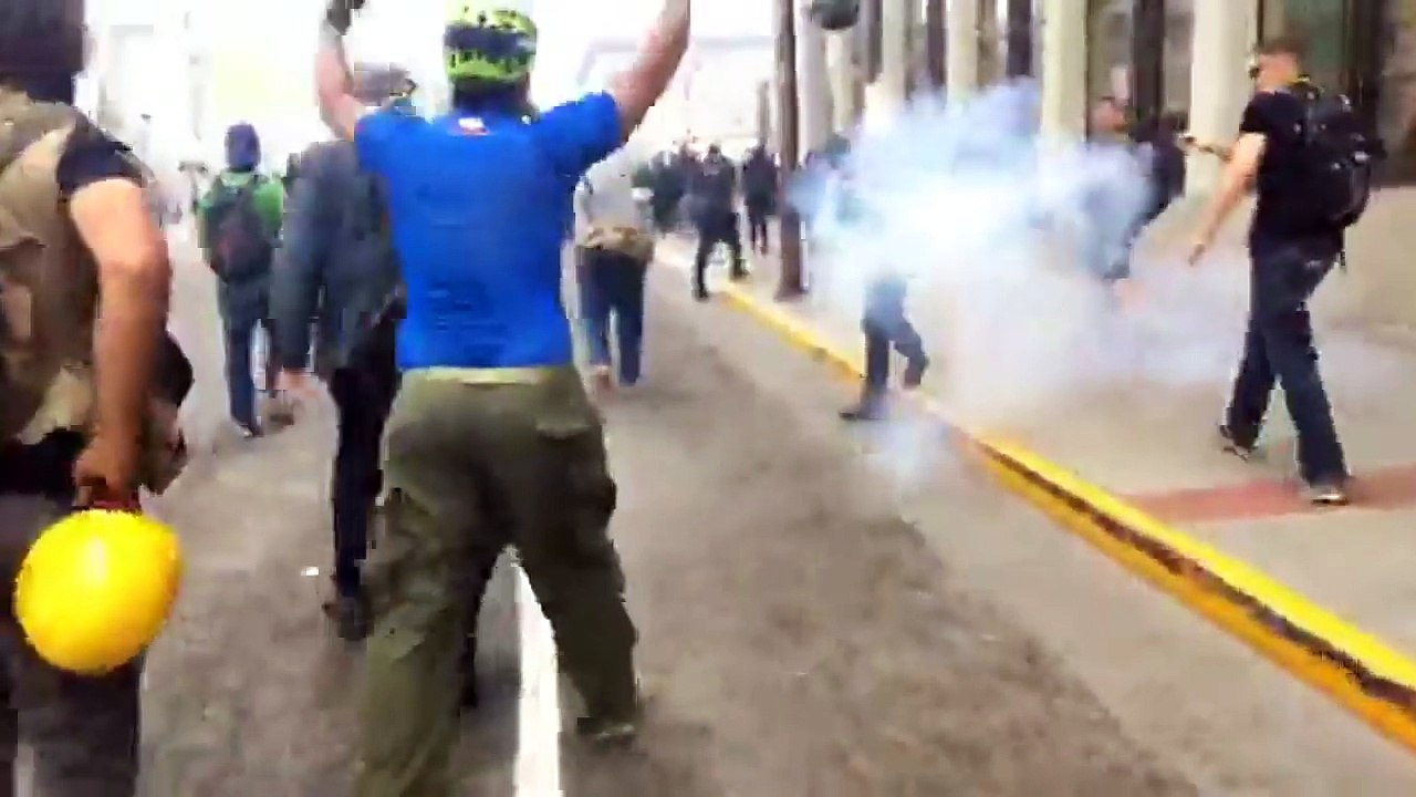 Trump Supporters CHARGE!! Antifa pushed out of Berkeley