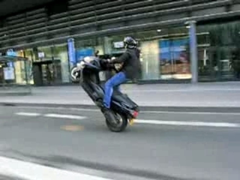 Wheeling en Tmax par Vince94 (au ralenti) T-Max