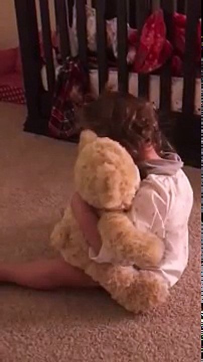 Babai u largua për në ushtri, por surpriza që i la kësaj vogëlusheje do ju lë pa fjalë (Video)