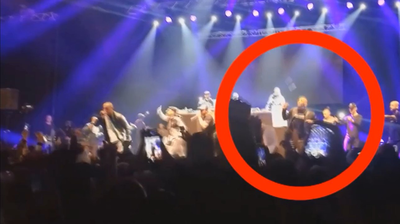 Le rappeur Sofiane reçoit une bouteille en plein concert.