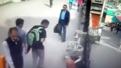 ¡Hace una peineta y el mono le da una patada voladora!