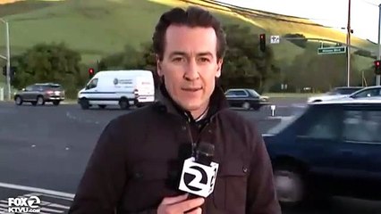 ¡En pleno directo, reportero escapa de milagro a un accidente de tráfico!
