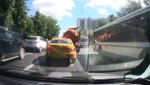 ¡Explota un camión lleno de excrementos humanos en Moscú!