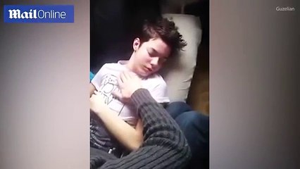 Un ado dort 18 heures par jour depuis 3 mois et il est impossible de le réveiller