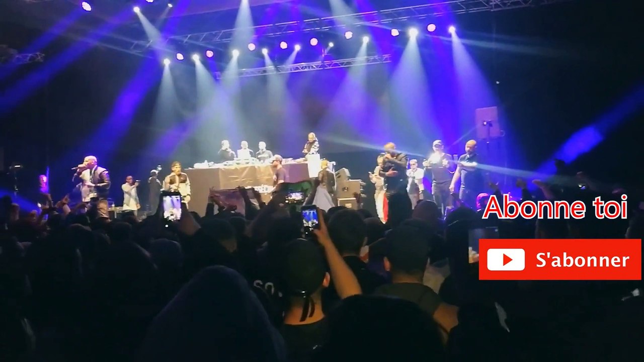 "T'as de la chance que je ne t'ai pas vu..." Quand Fianso ramasse un verre en concert! (Vidéo)