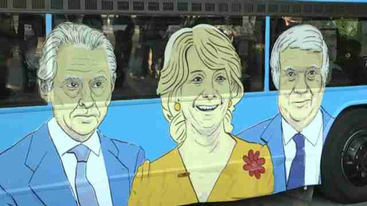 Podemos pone a circular un autobús con las caras de "la trama"