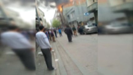 Sultangazi'de Korkutan Çatı Yangını...o Anlar Kamerada